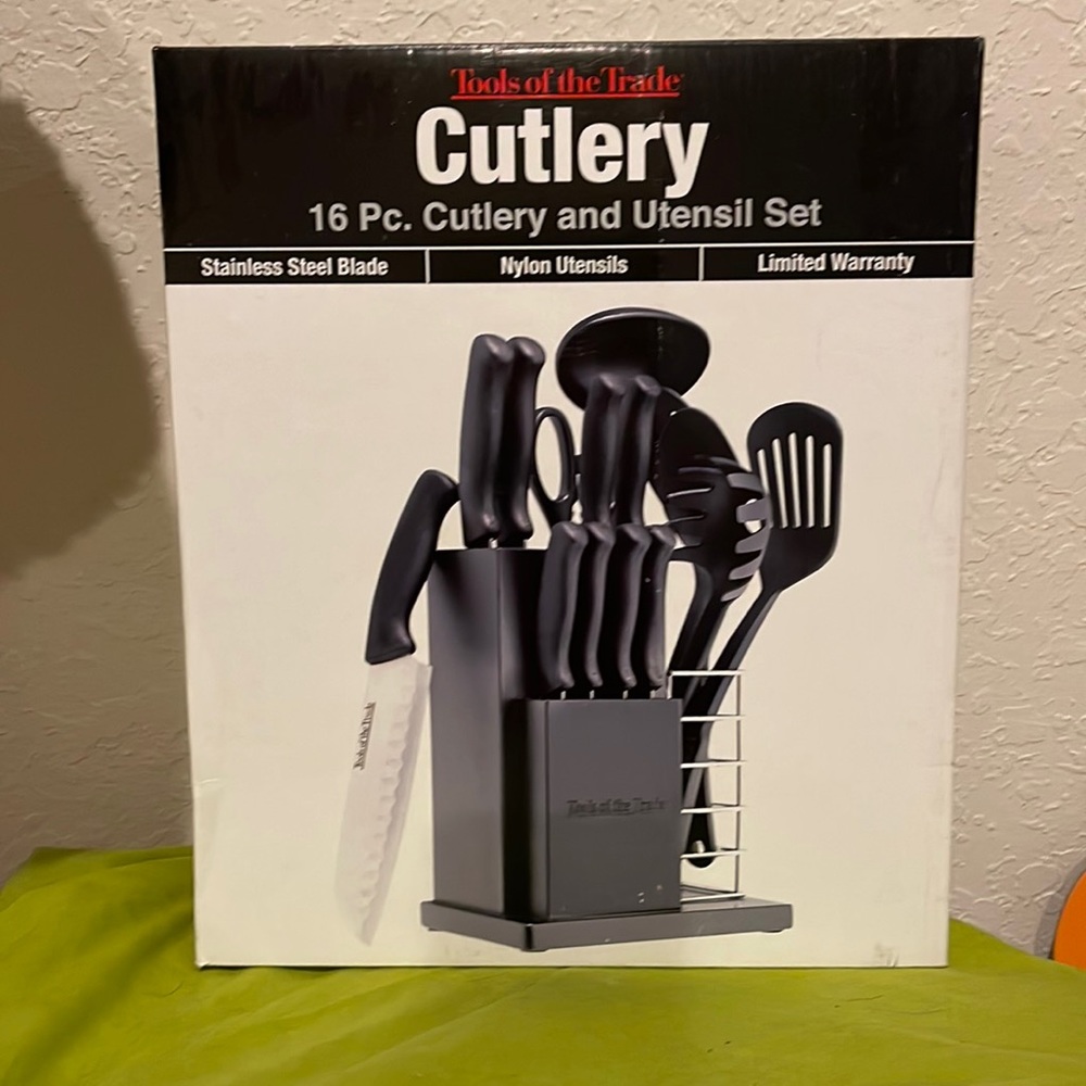 CUTLERY SET 16 PIECE MACY’S “TOOLS OF THE TRADE” STAINLESS STEEL with block